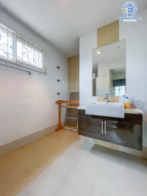 ทาวน์เฮ้าส์มือสอง ม.เดอะคอนเนค3 ดอนเมือง-วิภาวดี บ้านหลังมุม ภายในตกแต่งสวย พร้อมเข้าอยู่  บนเนื้อที่ 27.90 (หน้ากว้าง 6 เมตร) ฟังก์ชัน 3 ห้องนอน 4 ห้องน้ำ 2 ที่จอดรถ บนทำเลเชื่อมต่อถนน ถนนวิภาวดี-รังสิต, ถนนแจ้งวัฒนะ, ถนนพหลโยธิน, ถนนรังสิต-ปทุม ใกล้รถไฟฟ้า ใกล้สนามบินดอนเมือง